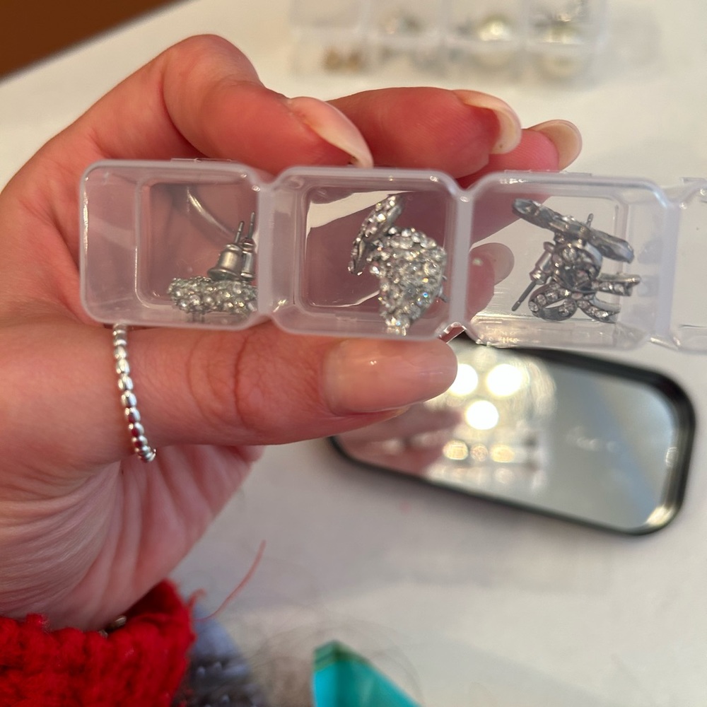 Assorted earrings - Picture 4 of 11